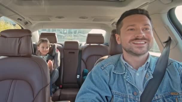 Young Attractive Dad Driving Car Traveling Little Cute Girl Sitting — Vídeo de Stock
