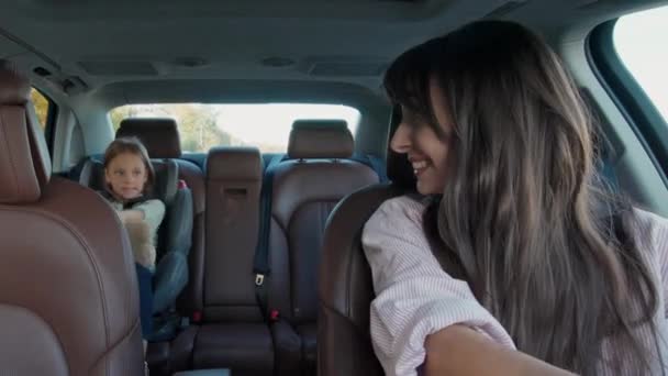 Милая Маленькая Девочка Путешествующая Машине Сидя Детском Автомобильном Кресле Весело — стоковое видео