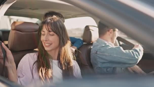 Preparação Antes Viagem Carro Família Feliz Adorável Família Fixando Cintos — Vídeo de Stock