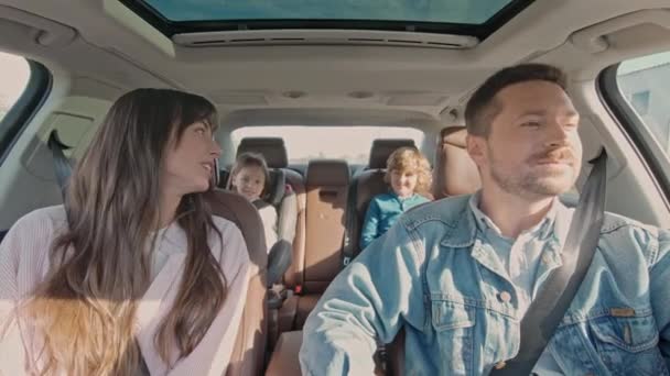 Счастливая Милая Семья Путешествующая Вместе Машине Весело Привлекательный Красивый Счастливый — стоковое видео