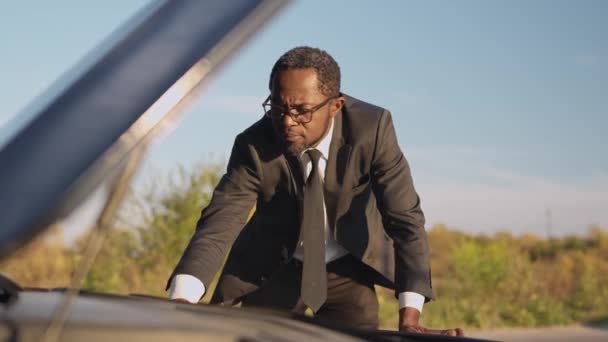 Портрет Красивого Афро Американского Бизнесмена Стоящего Перед Сломанной Машиной Открытой — стоковое видео