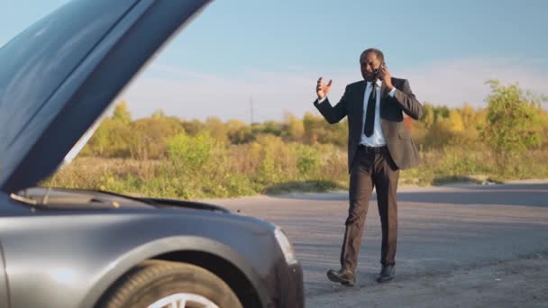 Vacker Arg Aggressiv Afroamerikansk Rik Affärsman Kostym Talar Telefon Skriker — Stockvideo