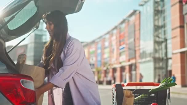 Lány Csomagtartóból Csomagtartóba Szállít Termékeket Vásárolt Most Pakolja Autóba Egy — Stock videók