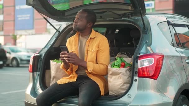 Den Afroamerikanske Mannen Sitter Bagageluckan Man Bakgrund Ekopaket Med Produkter — Stockvideo