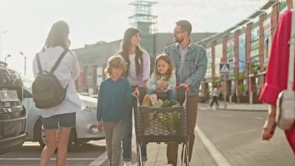 Giovane Famiglia Andata Città Fare Shopping Genitori Sorridenti Con Figlio — Video Stock
