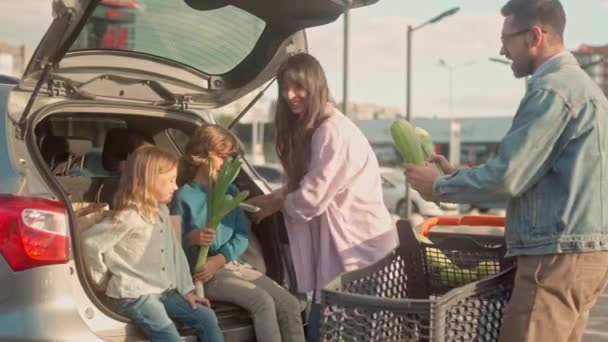 Ragazzino Ragazzina Sono Seduti Sul Bagagliaio Dell Auto Genitori Stanno — Video Stock