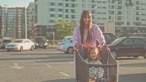 Портрет Щасливої Матері Дочкою Мама Повертає Продуктовий Візок Дочкою Молода — стокове відео