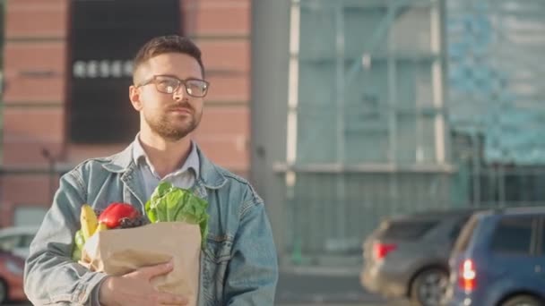 Aantrekkelijke Man Gaat Door Stad Zonnige Dag Stijlvolle Man Bril — Stockvideo