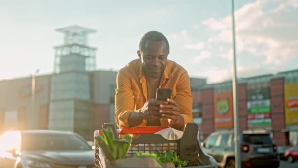 Stijlvolle Afro Amerikaanse Man Achtergrond Van Winkelcentrum Multiculturele Man Leunt — Stockvideo