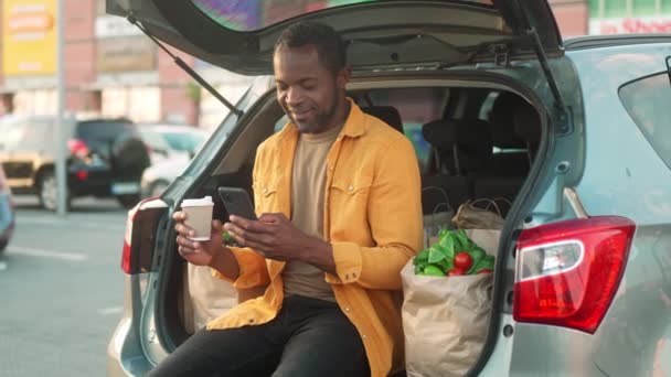 Африканський Американець Сидить Багажнику Повному Пакетів Еко Продуктовими Продуктами Чоловік — стокове відео