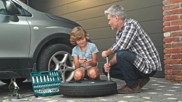 Şirin Küçük Çocuk Sıcak Bir Günde Babanın Aile Arabasının Tekerleğini — Stok video