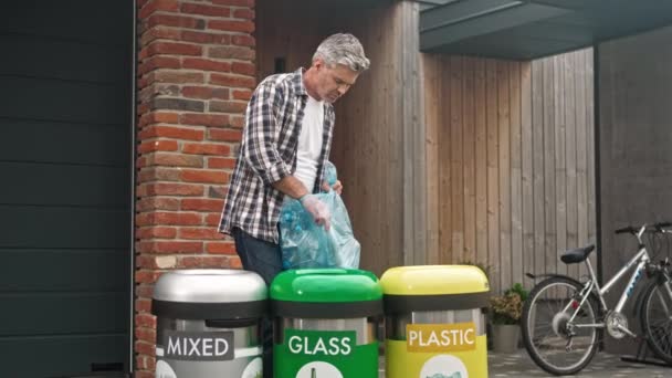 Ecologische Afvalrecyclage Portret Van Een Volwassen Man Sorteert Afval Vuilnisbakken — Stockvideo
