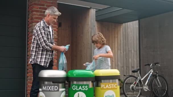 Kleiner Junge Und Sein Vater Werfen Müll Mülleimer Der Nähe — Stockvideo