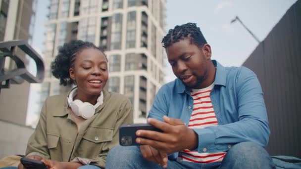 Par Adolescentes Afroamericanos Modernos Sentados Las Escaleras Medio Calle Mirando — Vídeos de Stock