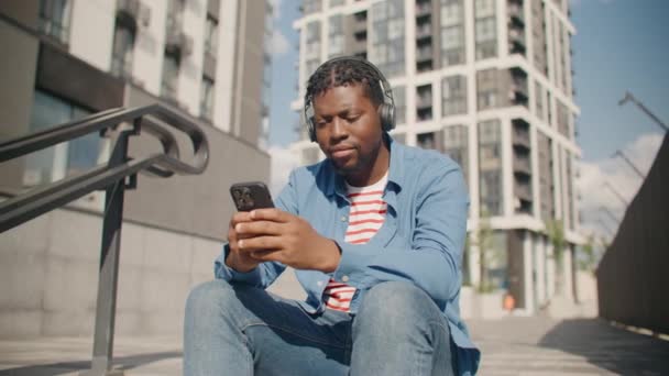 Bel Homme Afro Américain Écoutant Musique Sur Casque Assis Dans — Video