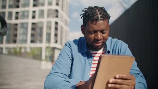Ciddi Bir Afro Amerikan Adamın Elinde Tablet Var Sensör Ekranına — Stok video