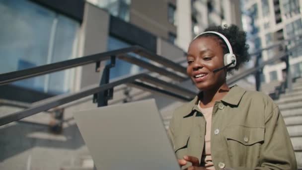 Smuk Afrikansk Amerikansk Kvinde Freelancing Gaden Iført Headset Mens Arbejder – Stock-video