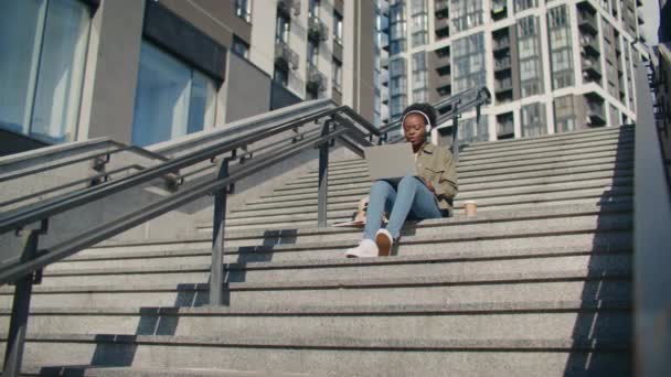 Трудолюбивая Афроамериканка Работает Над Своим Ноутбуком Сидя Лестнице Улице Счастливая — стоковое видео