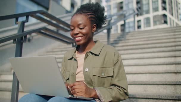 Молодая Афроамериканка Сидящая Лестнице Печатающая Смс Сообщение Ноутбуке Удаленная Связь — стоковое видео