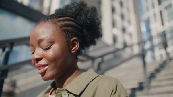 Вид Сбоку Симпатичной Афроамериканки Темными Волосами Улыбающейся Рассматривая Снаружи Молодая — стоковое видео