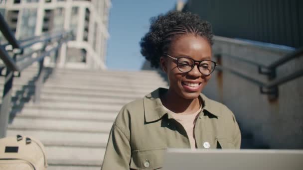 Mulher Afro Americana Positiva Usando Óculos Para Uma Melhor Visão — Vídeo de Stock