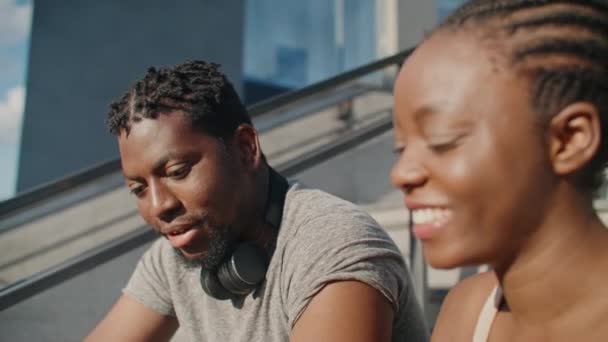 Közelről Láthatjuk Ahogy Két Afro Amerikai Partner Nevet Beszél Egymással — Stock videók