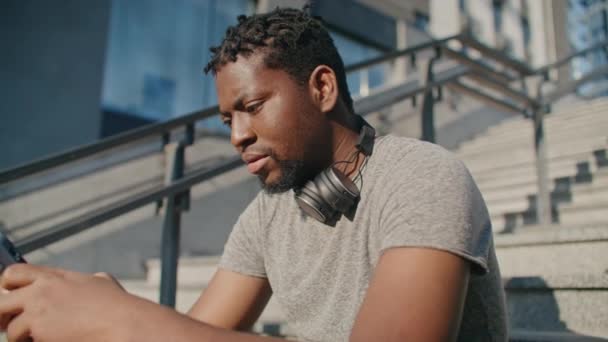 Caméra Rapproche Homme Afro Américain Homme Utilisant Regardant Son Smartphone — Video