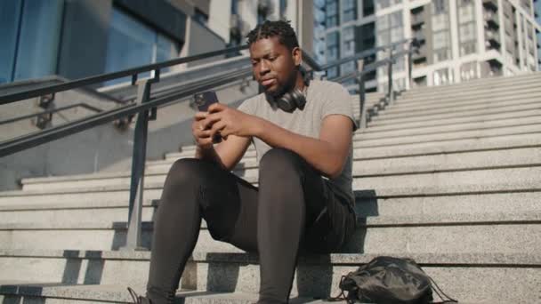 Caméra Qui Rapproche Bel Homme Afro Américain Assis Sur Escalier — Video