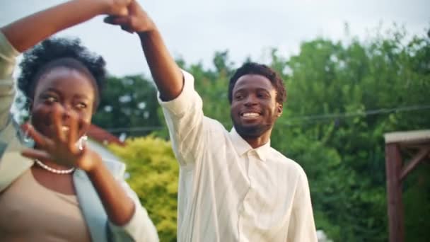 Афроамериканские Мужчины Женщины Партнеры Танцуют Заднем Дворе Летней Вечеринке Веселье — стоковое видео