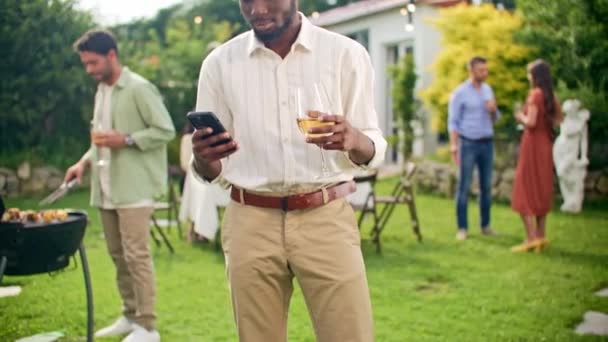 Joyeux Homme Afro Américain Passer Appel Avec Smartphone Bavarder Ligne — Video