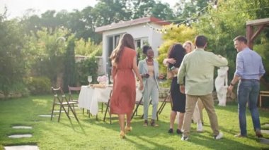 Arkadaş toplantısı. Tatil, tatil, yemek, insanlar ve yemek konsepti. Mutlu arkadaşlar yaz bahçesinde barbekü partisi veriyor. Eğlence, neşe, rahatlama, güneşli sıcak bir gün, piknik yemeği. Avluda rahat bir ev..