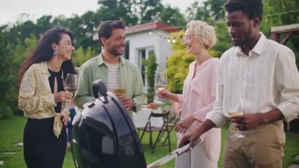Groep Van Diverse Vrienden Toosten Alcohol Drinken Buiten Het Thuisfeest — Stockvideo