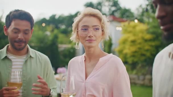 ワイングラスを持っている男性と女性の友人の近くにアルコール飲料 屋外に立っています レジャー フードコンセプト 夏の裏庭でのバーベキューパーティー — ストック動画