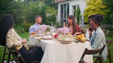 Çeşitli arkadaş grupları barbekü partisini birlikte kutluyorlar. Gençler yemek için bir araya gelip mutlu anların tadını çıkarıyorlar. Pozitif insanlar öğle yemeği yer ve dışarıda partide sohbet ederler..