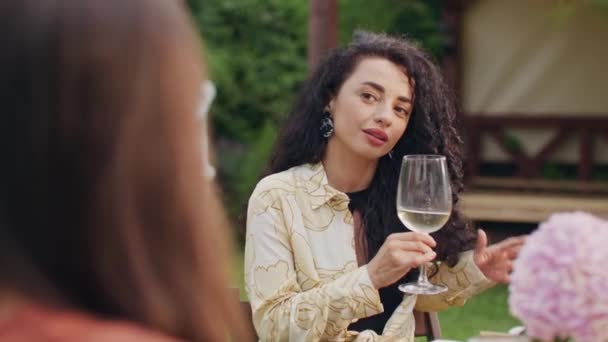 Réfléchie Tendance Élégant Belles Femmes Levant Verre Vin Avec Des — Video