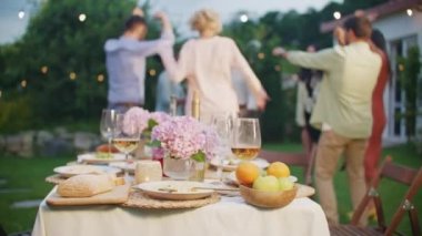 Kutlama. Genç ve pozitif insanlar mükemmel bir yaz öğleden sonrasında eğleniyorlar. Çeşitli çok kültürlü arkadaşlar açık hava bahçe partisinde birlikte dans ediyorlar. Arkadaşlık, boş zaman ve hafta sonları konsepti.