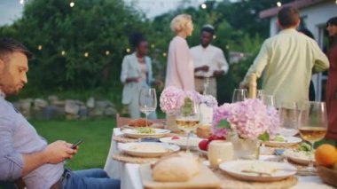 İş adamı oturmuş, kutlama yaparken telefonla konuşuyor. Genç ve pozitif insanlar mükemmel bir yaz öğleden sonrasında eğleniyorlar. Tek bir kişi. Çeşitli çok kültürlü arkadaşlar partide birlikte dans ediyorlar..