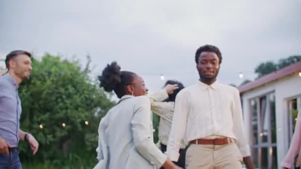 アフリカ系アメリカ人の男性と女性のパートナーは 夏のパーティーで自宅の裏庭で踊っています 楽しい リラクゼーション お祝い フリータイム 関係性 カップルコンセプト — ストック動画