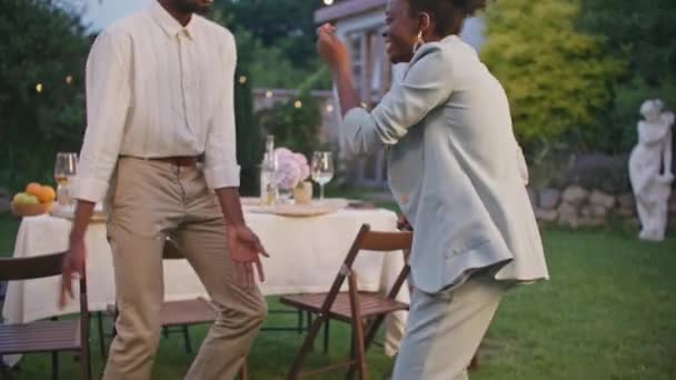 Afrikai Amerikai Férfi Női Partnerek Táncolnak Udvaron Nyári Partin Szórakozás — Stock videók