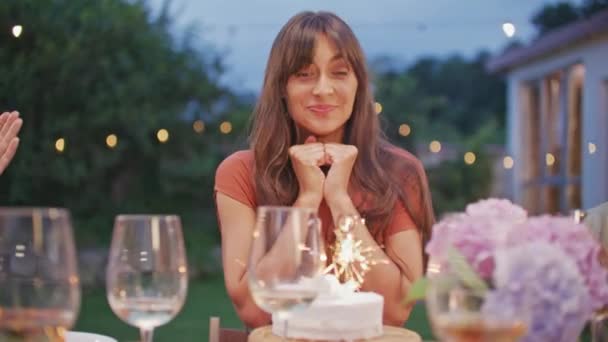 Coming Age Party Geburtstag Schöne Frau Bläst Zahlenförmige Kerzen Auf — Stockvideo