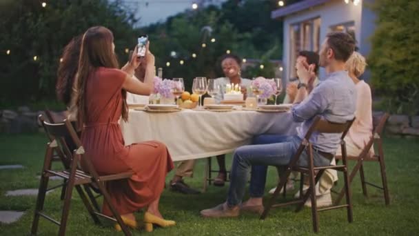 Geburtstagsfeier Eine Gruppe Verschiedener Fröhlicher Freunde Versammelte Sich Einem Tisch — Stockvideo