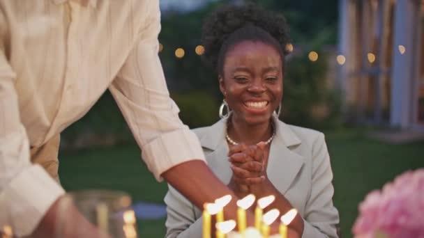 Fröhliches Afroamerikanisches Mädchen Lächelt Umarmt Freund Und Feiert Ihren Geburtstag — Stockvideo