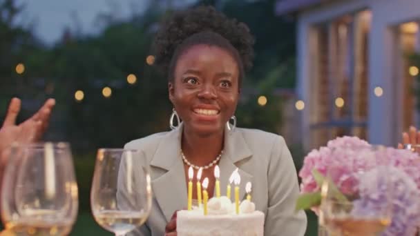 Porträt Einer Schönen Jungen Frau Die Kerzen Auf Geburtstagstorte Bläst — Stockvideo