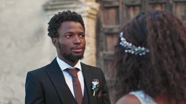 Knappe Afro Amerikaanse Bruidegom Die Tijdens Huwelijksceremonie Met Zijn Geliefde — Stockvideo