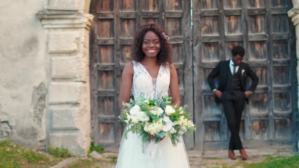 Piękna Afroamerykanka Narzeczona Białą Suknią Ślubną Trzymając Bukiet Kwiatów Podczas — Wideo stockowe