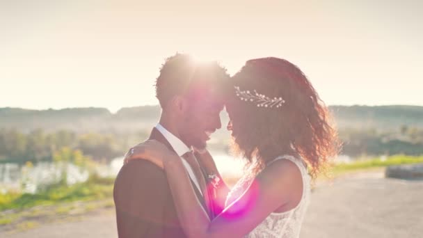Okouzlující Afroameričtí Pár Radostně Usmívá Objímá Svém Svatebním Obřadu Šťastní — Stock video