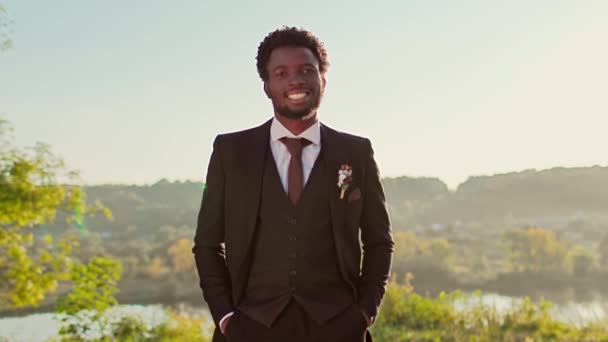 Retrato Homem Afro Americano Bonito Terno Casamento Sorrindo Positivamente Para — Vídeo de Stock