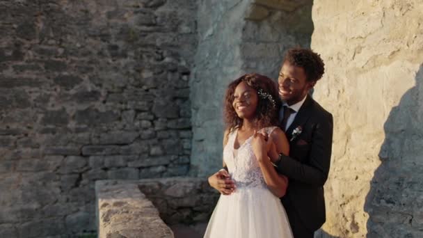 Šťastný Afroameričan Nově Vytvořená Rodina Nosí Svatební Šaty Mluví Spolu — Stock video