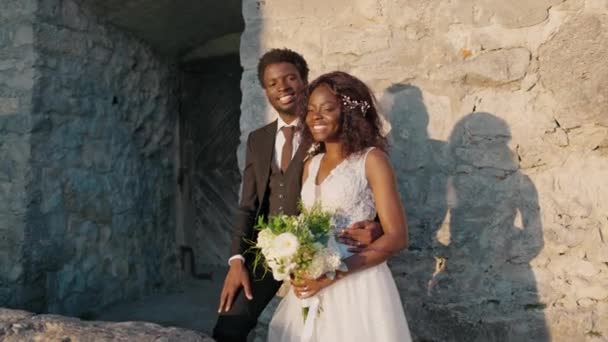 Afrikansk Amerikan Nygift Njuter Solnedgången När Står Nära Forntida Stenslott — Stockvideo