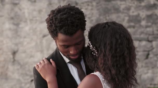 Cámara Centran Cuidado Marido Afroamericano Negro Smocking Abrazando Adorable Esposa — Vídeos de Stock